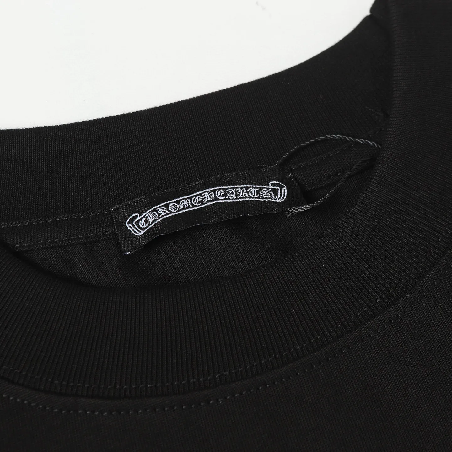🅿️170 Chrome hearte/Chrome heart ch 25ss early spring Sanskrit horseshoe print short-sleeved T-shirt. A must-have item for daily commuting for men and women in light luxury. The correct version is welcome to compare. Detailed features: ·280g 100% cotton double yarn jersey fabric. ·Custom-dyed in the same cylinder, special thickened 32 pieces double-strand 1x1 thread. ·Double-needle cross-stitch technology. ·Original main mark washed tag. Color: black white. Size: XS-L